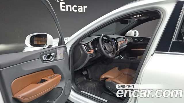 Volvo XC60 2025 — photo 13