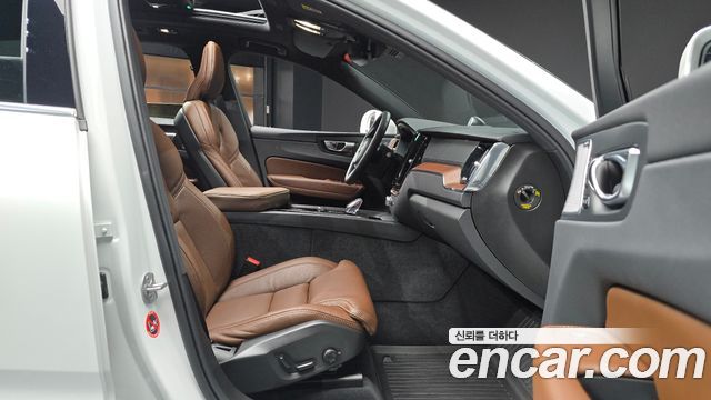 Volvo XC60 2025 — photo 16