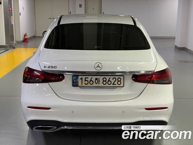 Mercedes-Benz E-Class 2023 — photo 4