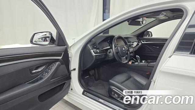 BMW 5-Series 2016 — photo 10