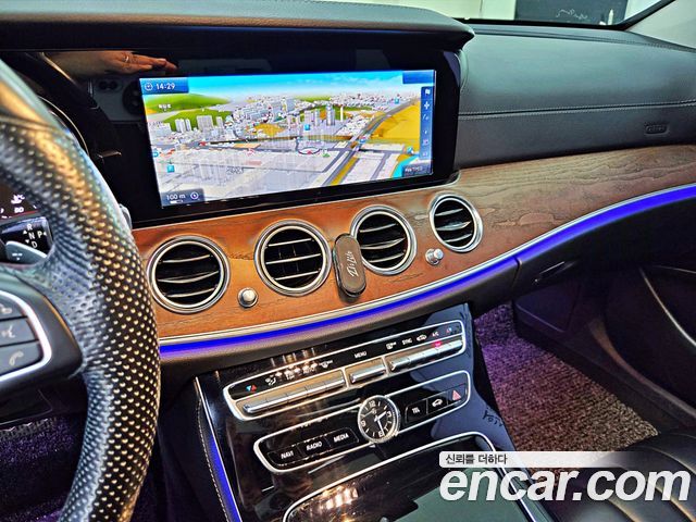 Mercedes-Benz E-Class 2017 — photo 12
