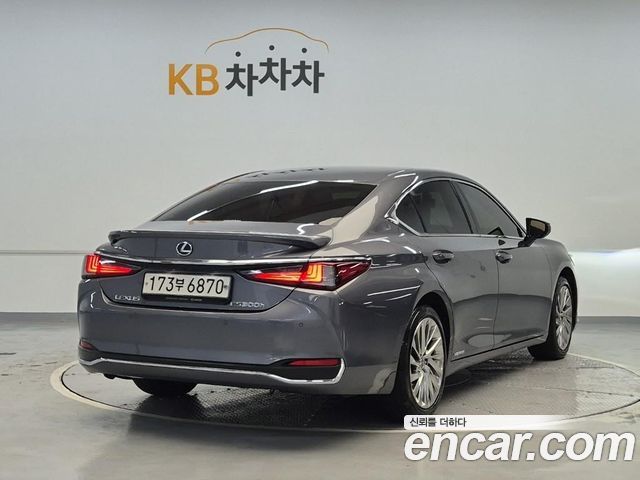 Lexus ES 2021 — photo 3