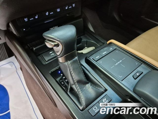 Lexus ES 2021 — photo 8