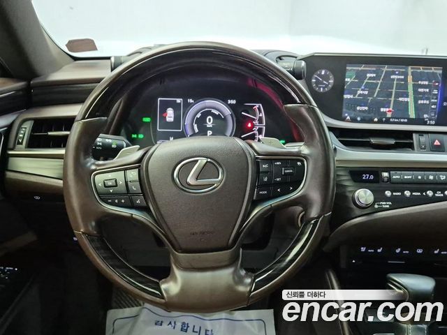 Lexus ES 2021 — photo 9