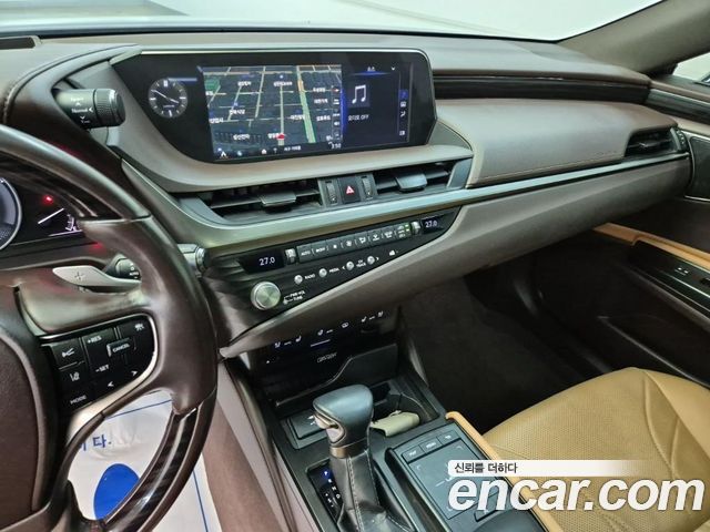 Lexus ES 2021 — photo 10