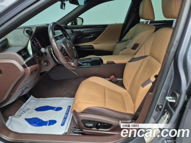Lexus ES 2021 — photo 11