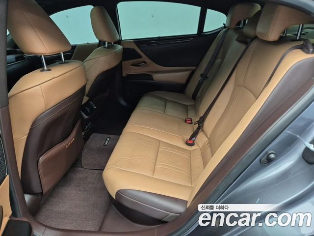 Lexus ES 2021 — photo 12