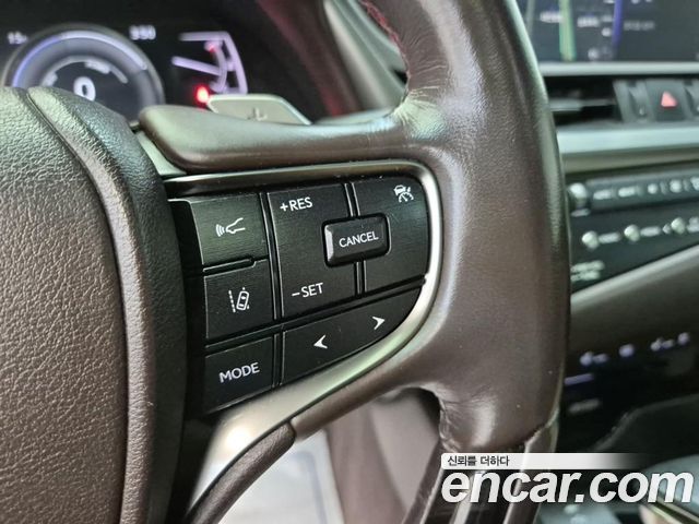 Lexus ES 2021 — photo 16