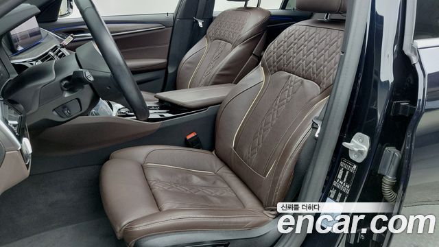 BMW 5-Series 2021 — photo 10