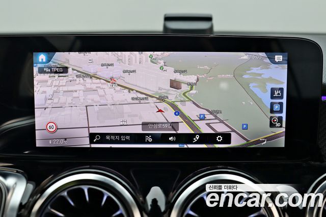 Mercedes-Benz GLB-Class 2021 — photo 14