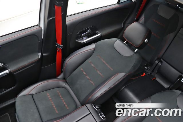 Mercedes-Benz GLB-Class 2021 — photo 16