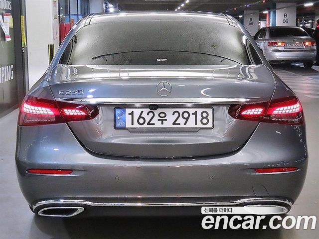 Mercedes-Benz E-Class 2022 — photo 5