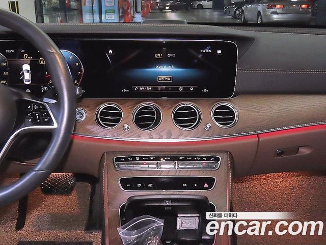 Mercedes-Benz E-Class 2022 — photo 11