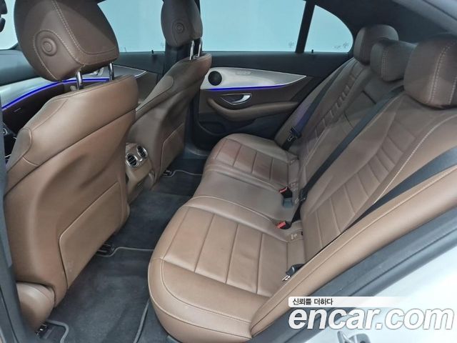 Mercedes-Benz E-Class 2019 — photo 12