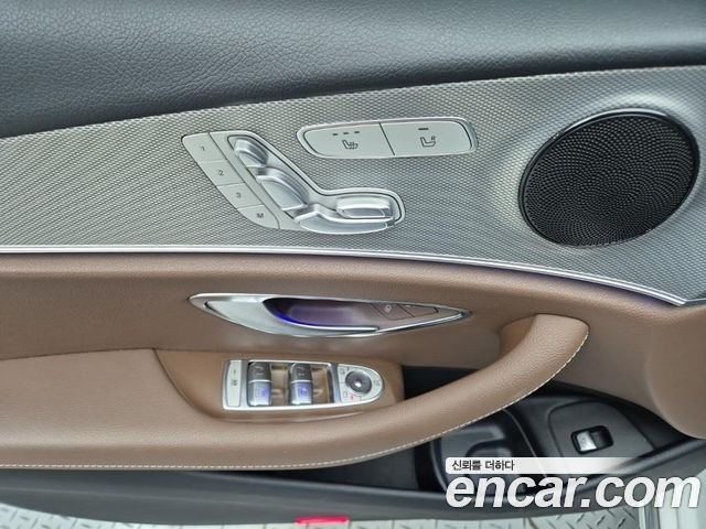 Mercedes-Benz E-Class 2019 — photo 19