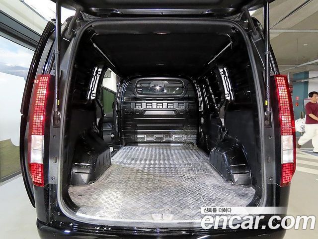 Hyundai Staria 2025 — photo 17