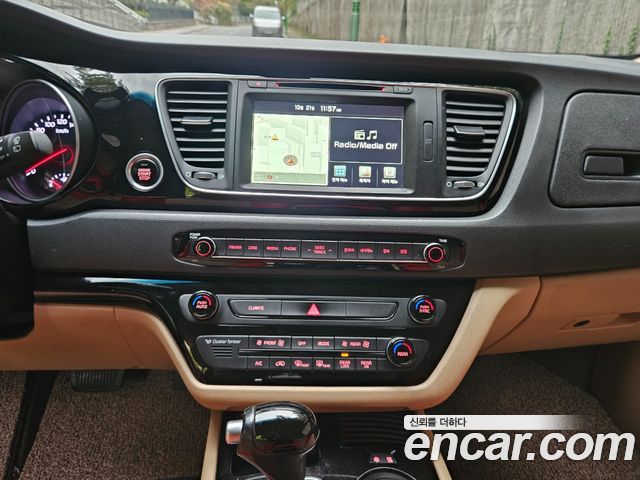 Kia Canival 2015 — photo 16