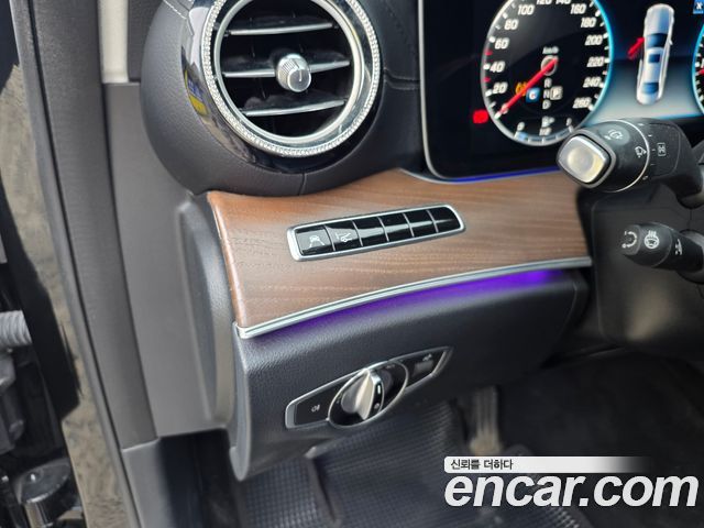 Mercedes-Benz E-Class 2019 — photo 11