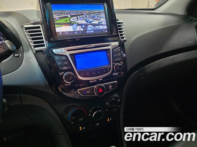 Hyundai Accent 2012 — photo 11