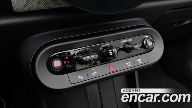 Mini Cooper Convertible 2025 — photo 9
