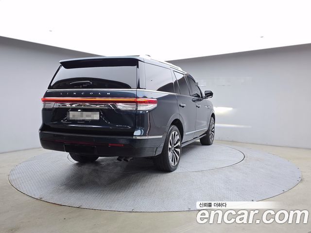 Lincoln Navigator 2022 — photo 2