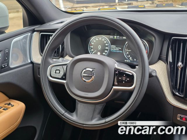 Volvo XC60 2019 — photo 11