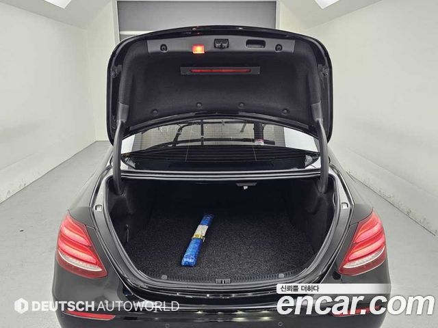 Mercedes-Benz E-Class 2018 — photo 19