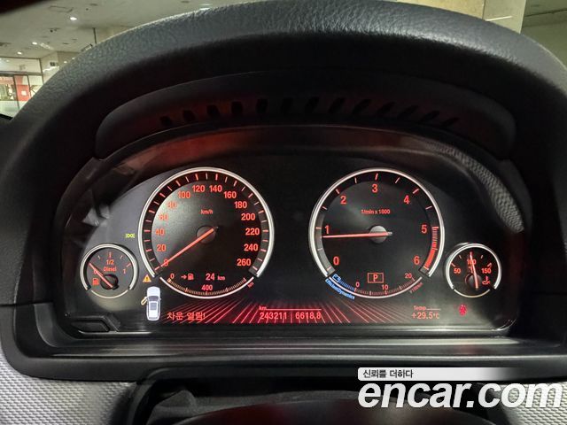 BMW 5-Series 2012 — photo 11