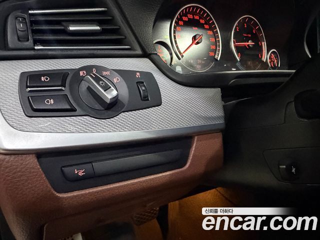 BMW 5-Series 2012 — photo 16