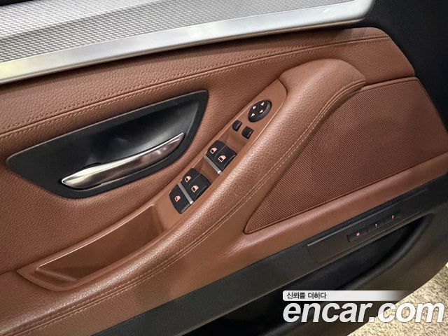 BMW 5-Series 2012 — photo 17