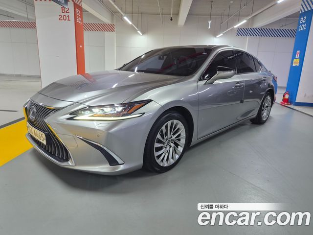 Lexus ES 2019 — photo 1