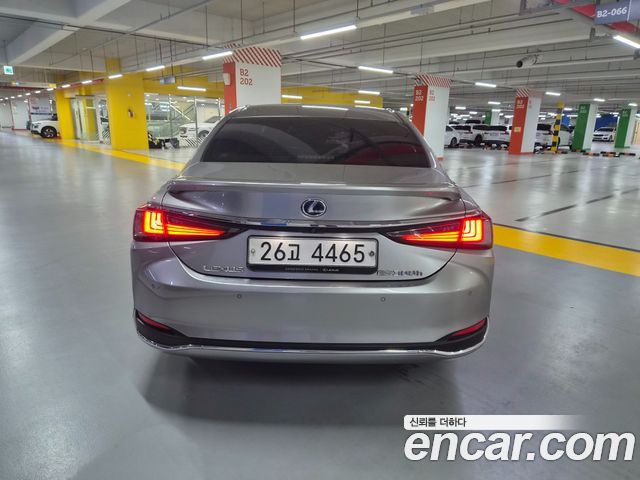 Lexus ES 2019 — photo 4