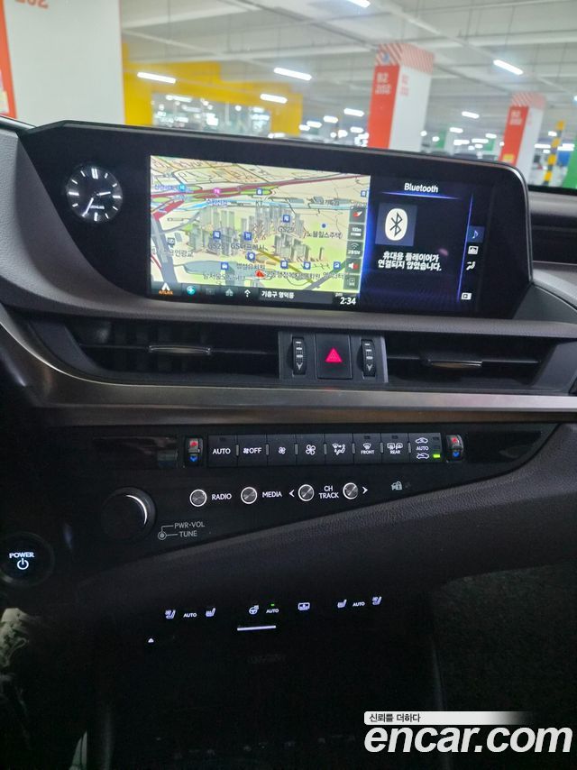 Lexus ES 2019 — photo 9