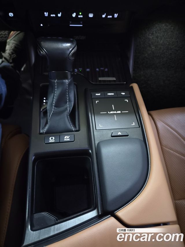 Lexus ES 2019 — photo 10