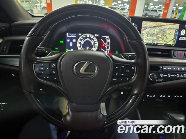 Lexus ES 2019 — photo 11