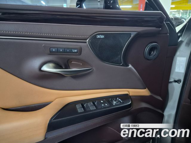 Lexus ES 2019 — photo 12