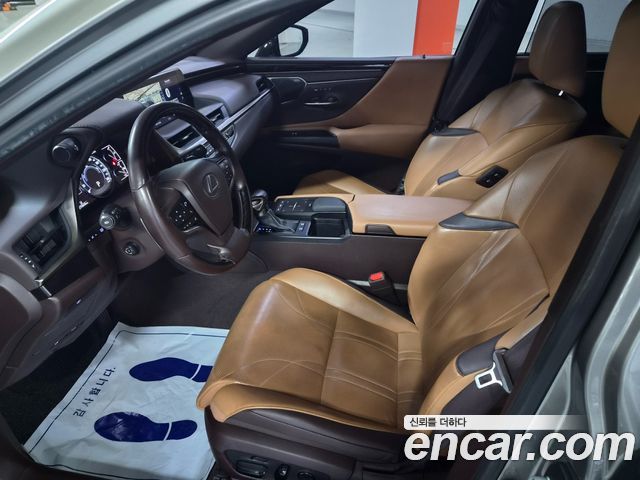 Lexus ES 2019 — photo 13