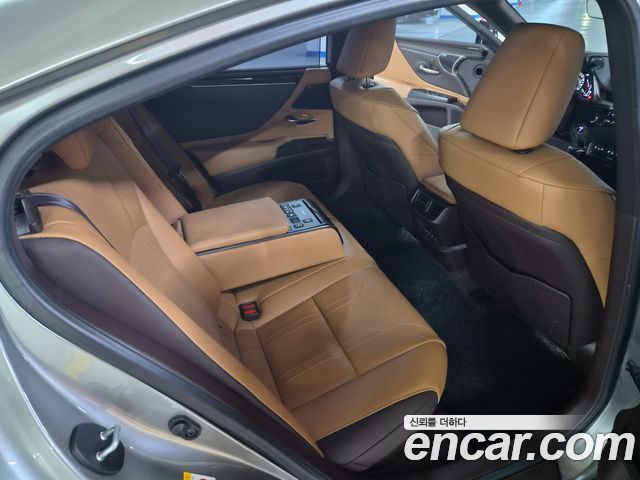 Lexus ES 2019 — photo 14