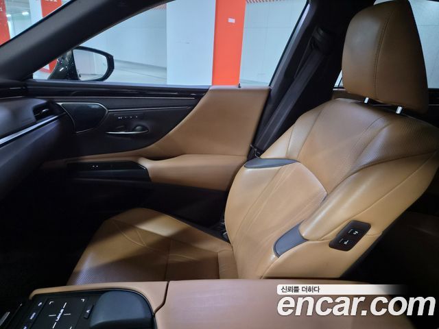 Lexus ES 2019 — photo 15