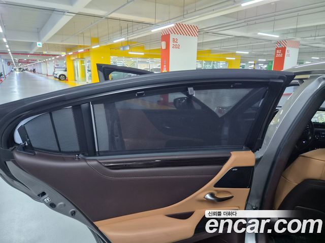 Lexus ES 2019 — photo 17