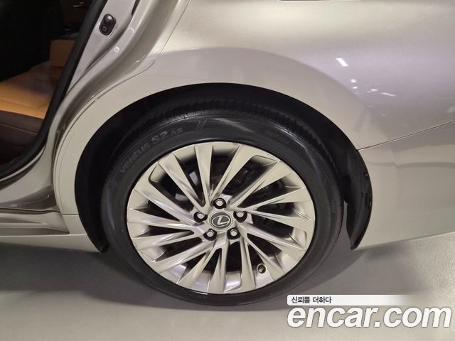 Lexus ES 2019 — photo 19