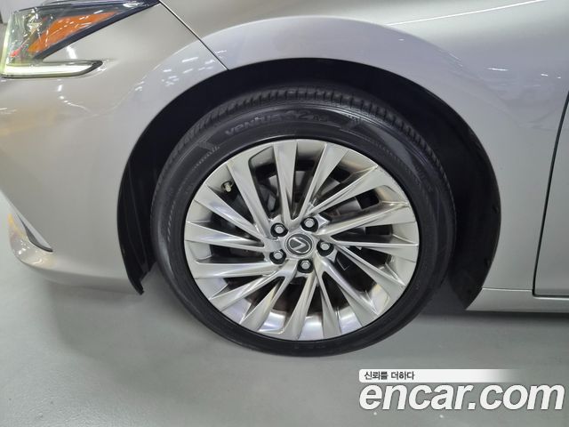 Lexus ES 2019 — photo 20