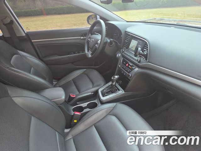 Hyundai AVANTE 2018 — photo 16