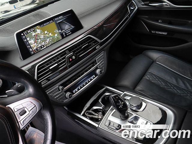 BMW 7-Series 2018 — photo 10