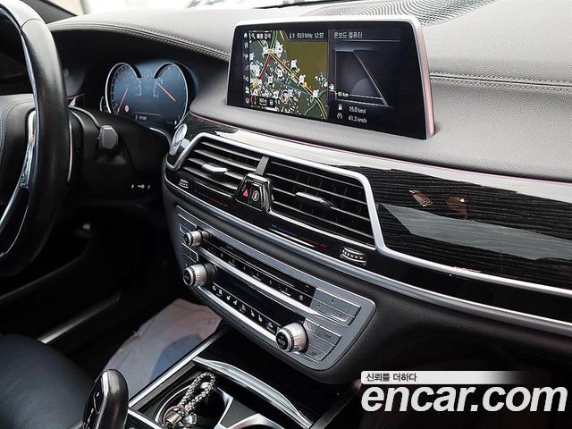 BMW 7-Series 2018 — photo 11