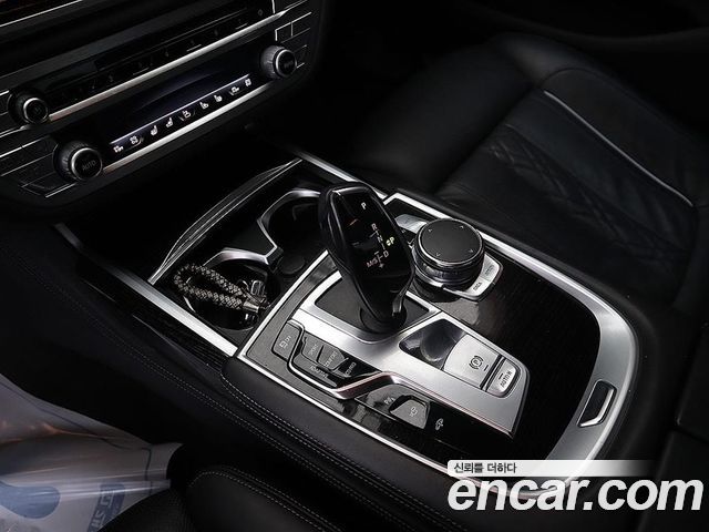 BMW 7-Series 2018 — photo 12