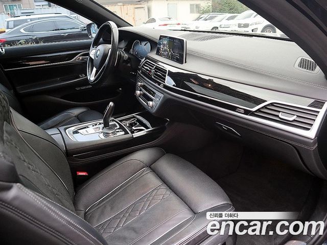 BMW 7-Series 2018 — photo 13