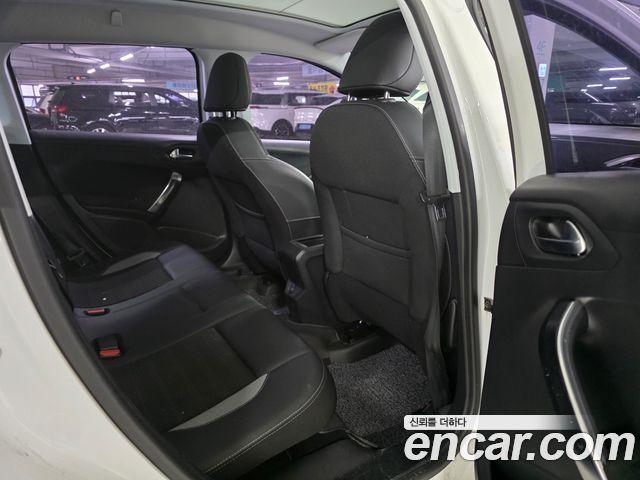 Peugeot 2008 2016 — photo 11