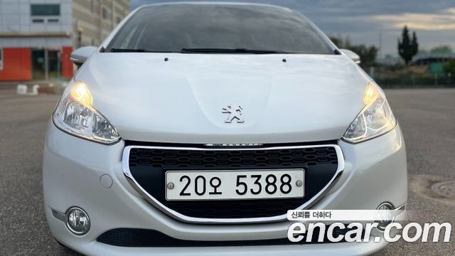 Peugeot 208 2015 — photo 1