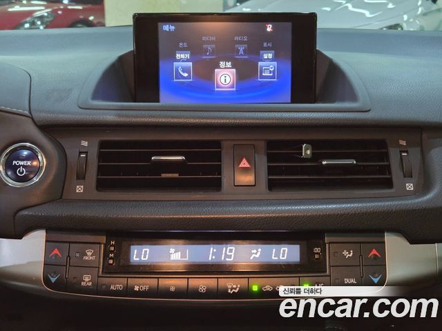 Lexus CT200h 2015 — photo 11